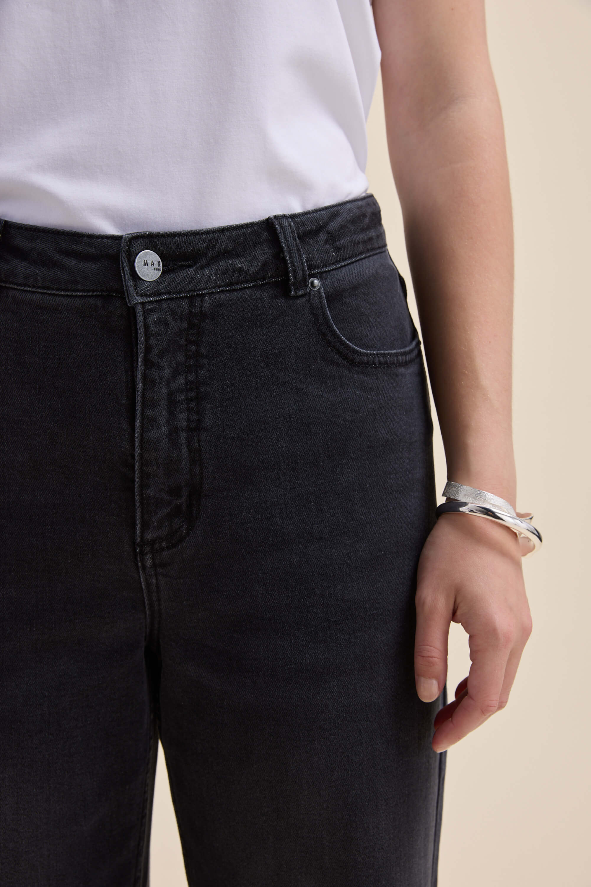 The Mid Rise Wide Leg Jeans - Image 5