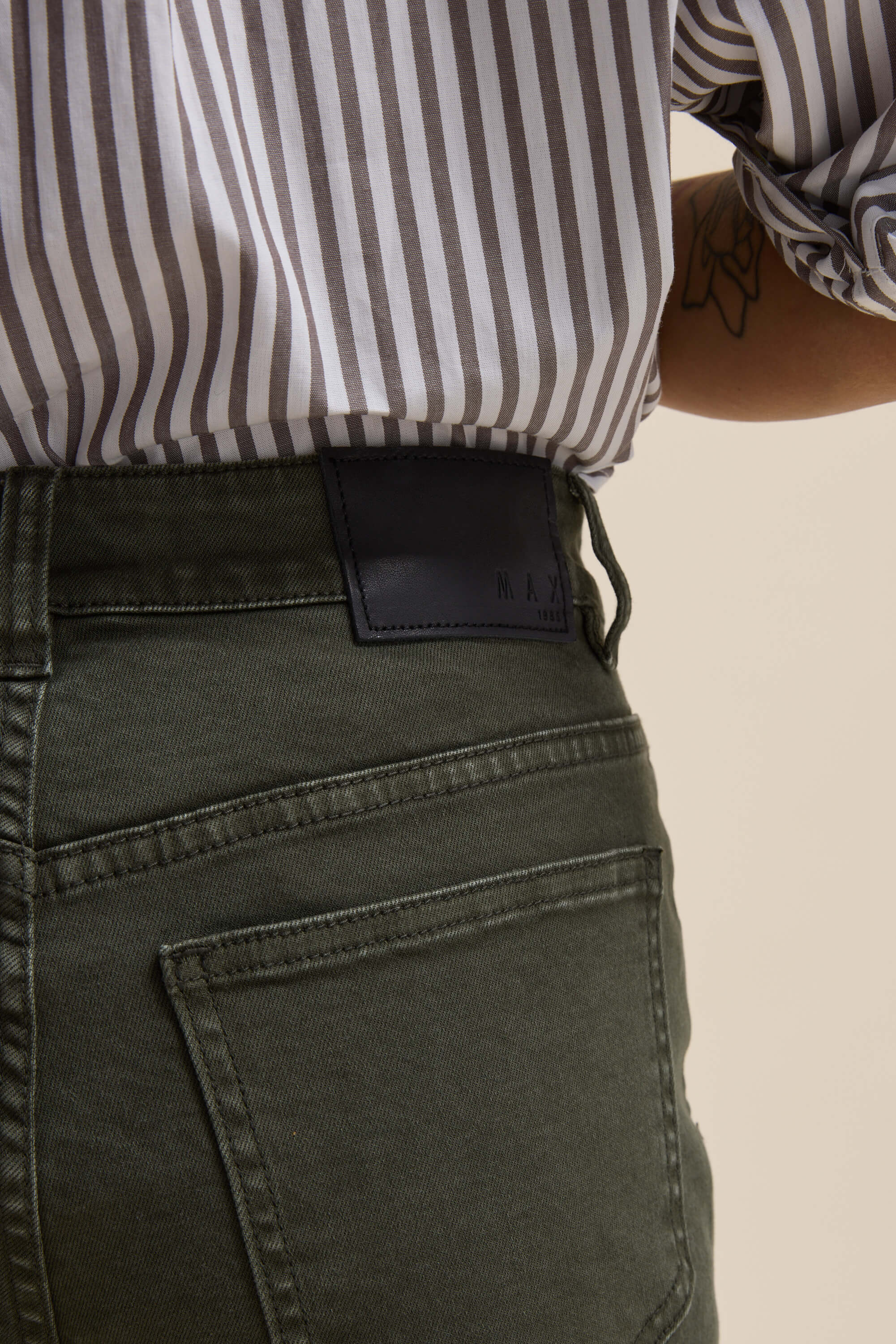The Mid Rise Wide Leg Jeans - Image 7