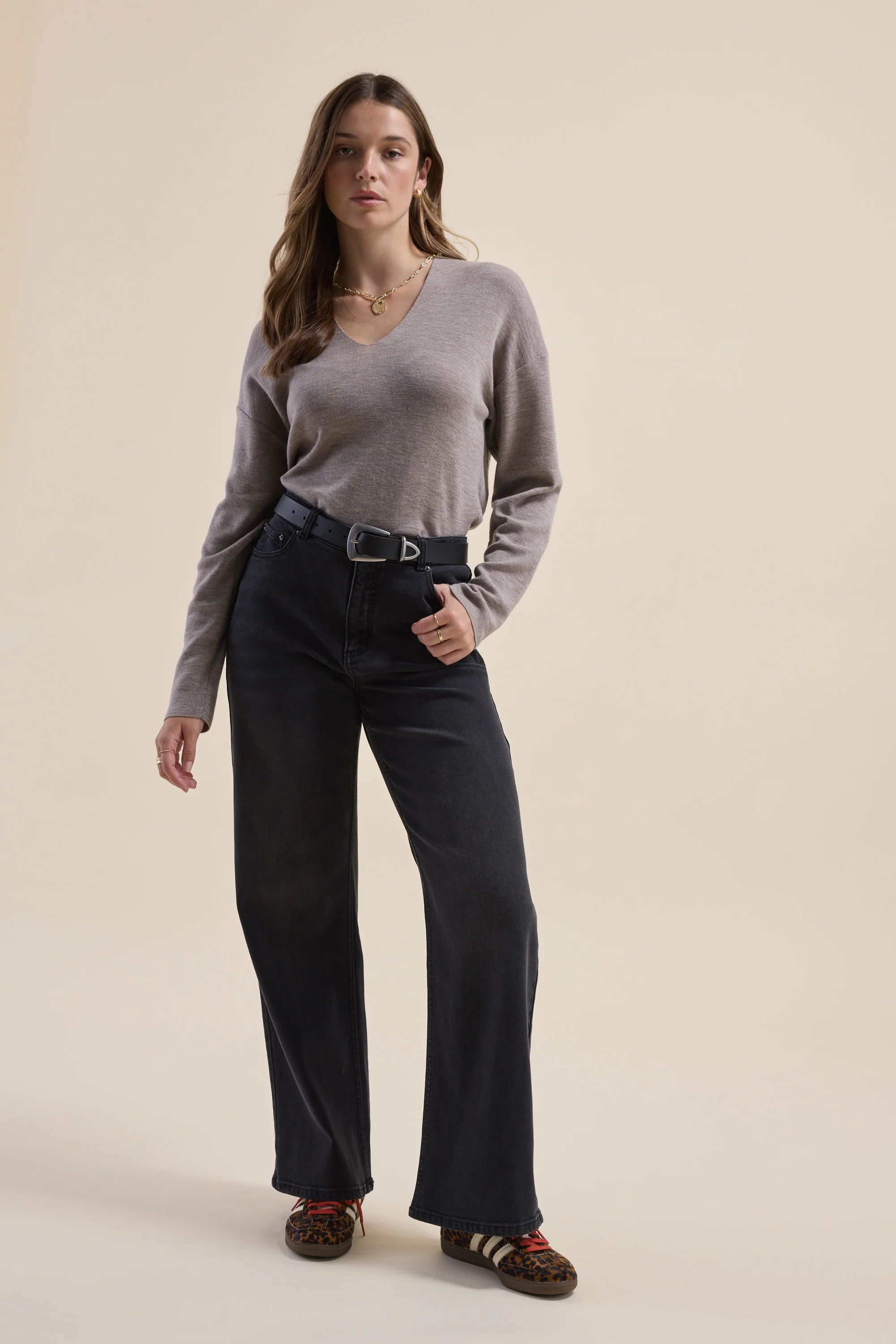 The ZQ Merino Relaxed V Neck Sweater - Image 3